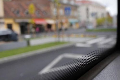Những chấm đen nhỏ li ti trên kính ô tô có tác dụng gì?