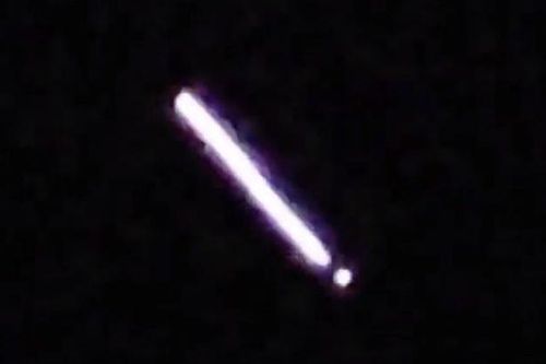 UFO hình rắn liên tiếp xuất hiện trên bầu trời nước Mỹ, chuyên gia nói gì?