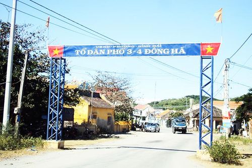 Cần thay mới cờ nơi cổng chào