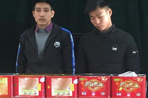 Bắt hai đối tượng vận chuyển 24 kg pháo trái phép