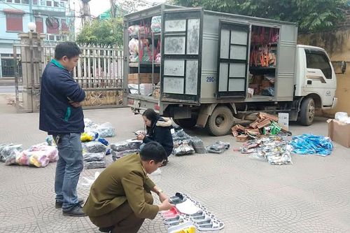 Bắt giữ hàng cấm, hàng không rõ nguồn gốc xuất xứ