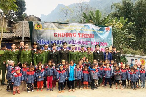 Tuổi trẻ CAND mang Tết sớm tới bà con vùng cao Hà Giang – Cao Bằng