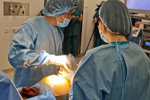 Cặp sinh đôi chào đời sau khi được chữa bệnh từ bào thai