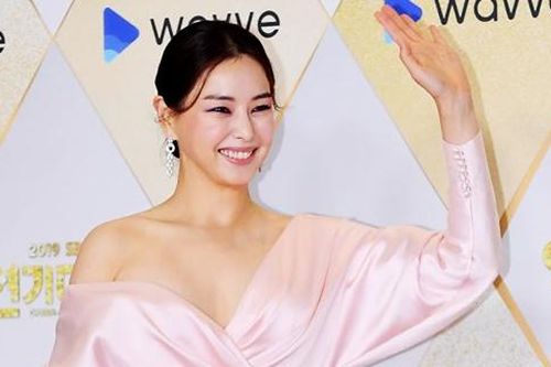 Hoa hậu Honey Lee, Jang Nara và dàn sao gợi cảm trên thảm đỏ cuối năm