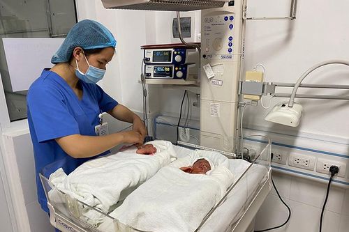 Hai bé gái chào đời khỏe mạnh sau điều trị hội chứng truyền máu