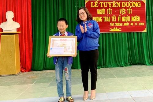 Khen thưởng học sinh nhặt được của rơi, trả người đánh mất