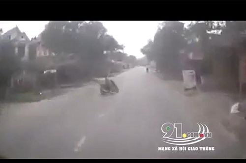 Sang đường kiểu 'mù mắt', 'ninja Lead' khiến xe tải mất lái đâm vào nhà dân