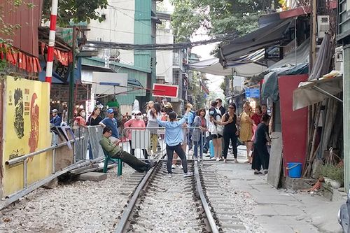 Sau lệnh cấm, 'phố cà phê đường tàu' giờ ra sao?