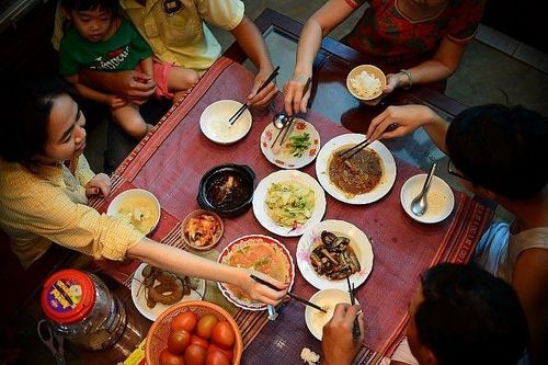 Nên hay không gắp đồ ăn cho người khác?