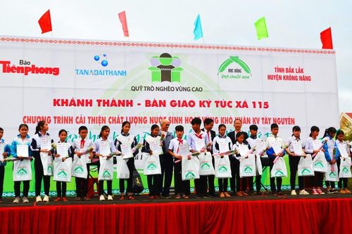 Trao yêu thương cho trò nghèo vùng sâu Tây Nguyên