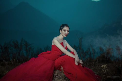Nữ Hoàng Trần Huyền Nhung quyền lực, ma mị đón chào năm mới 2020.