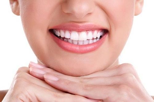 Cách làm trắng răng tuyệt vời với những nguyên liệu từ thiên nhiên