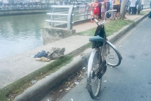 Đạp xe đến giữa cầu, người đàn ông bất ngờ mất tích dưới sông