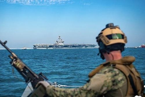 Hàng chục tàu Iran vây quanh tàu sân bay Mỹ