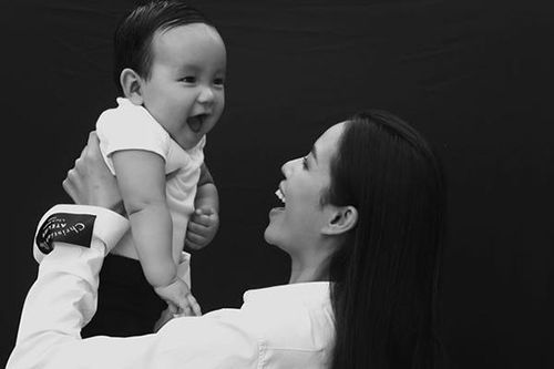 Cận mặt vẻ kháu khỉnh của con trai Hoa hậu Phạm Hương