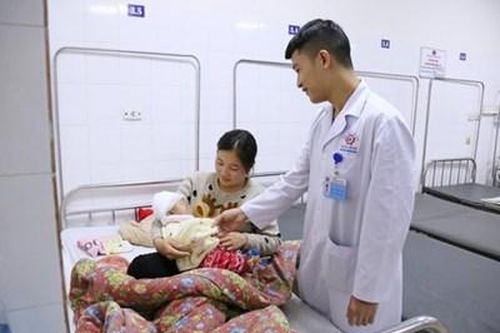 Cứu sống bé 3 tháng tuổi bị ngói rơi vào đầu