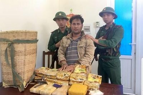 Bắt thanh niên người Lào vận chuyển 10kg ma túy đá, 20.000 viên ma túy
