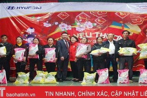 Trao 100 suất quà Tết cho hộ nghèo, đối tượng bảo trợ xã hội tại Thạch Hà