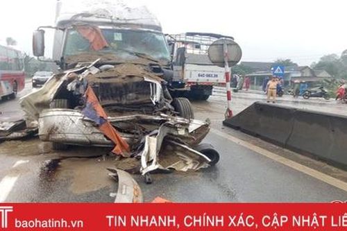 Va chạm liên hoàn, tài xế bị thương, xe tải bẹp dúm