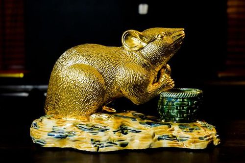 Chuột gốm mạ vàng được nhiều người săn đón
