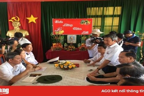 Thăm, chúc Tết cán bộ, chiến sĩ trên đảo Hòn Khoai