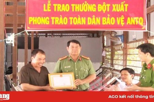 Công an huyện Phú Tân khen thưởng cá nhân truy bắt tội phạm