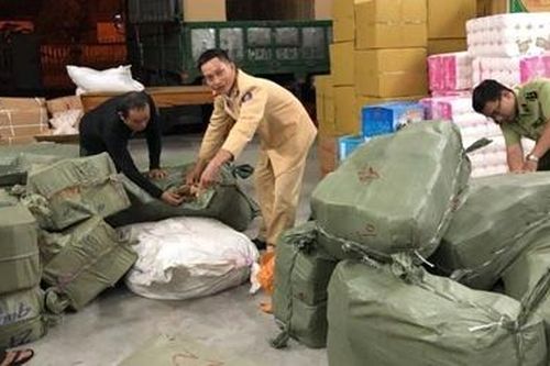 Xe tải chở hơn 1000kg táo khô nhập lậu đưa vào Huế tiêu thụ