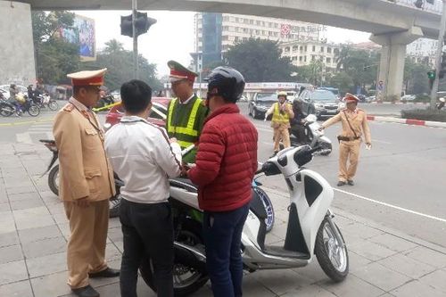 Hà Nội: Cảnh sát giao thông cùng Công an quận, huyện tập trung xử lý người điều khiển phương tiện uống bia, rượu