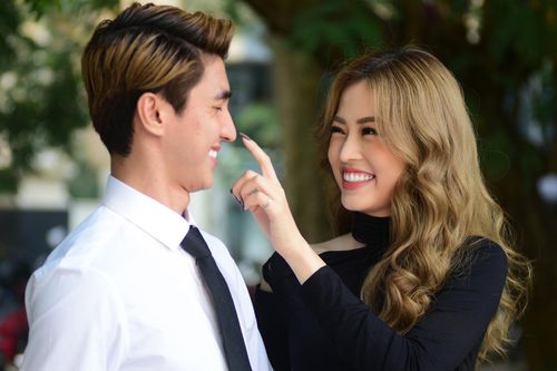 Á hậu Phương Nga tình cảm xuống phố với bạn trai Bình An