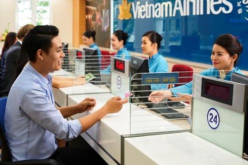 Hàng không lo quá tải, đường sắt khan hiếm vé chặng ngắn