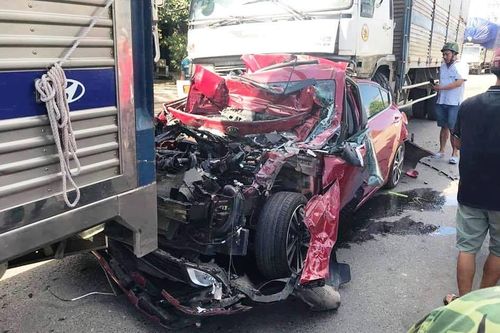 Đang dừng chờ đèn đỏ, xế hộp bị xe tải đâm bẹp dúm
