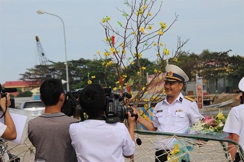 Đưa Xuân đến 'pháo đài' giữa ngàn khơi