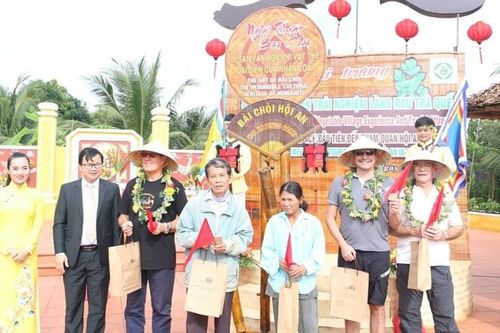 Đoàn khách quốc tế đầu tiên đến tham quan Hội An