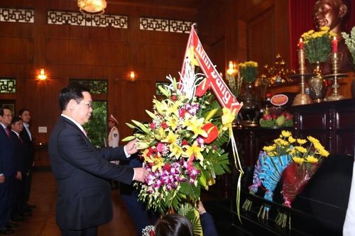Phó Thủ tướng Vương Đình Huệ dâng hương tại Khu di tích Kim Liên