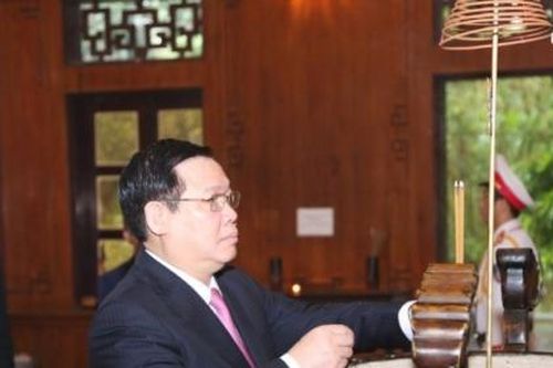 Phó Thủ tướng Vương Đình Huệ dâng hương tưởng niệm Chủ tịch Hồ Chí Minh tại Nghệ An