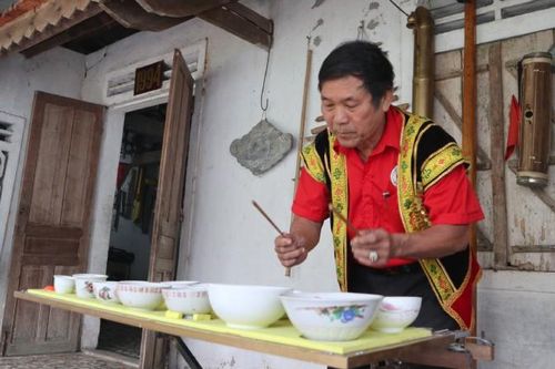 'Phù thủy' âm nhạc của những chiếc bát...