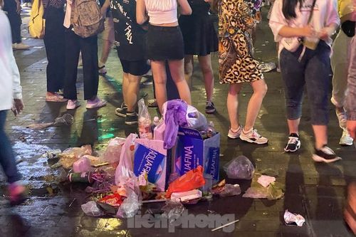 Ngổn ngang rác trên phố đi bộ Nguyễn Huệ sau màn bắn pháo hoa
