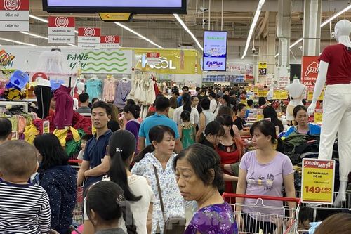 Dân Sài Gòn đổ xô vào siêu thị mua sắm trong ngày đầu năm 2020