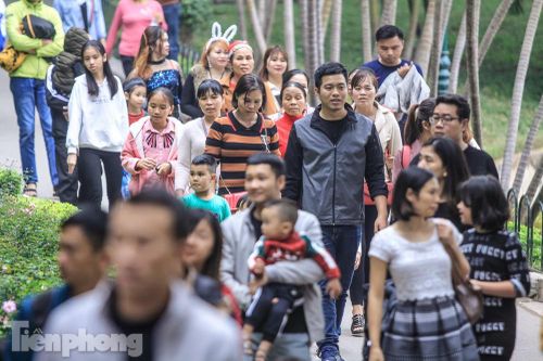 Công viên Thủ Lệ đặc người trong ngày Tết Dương lịch