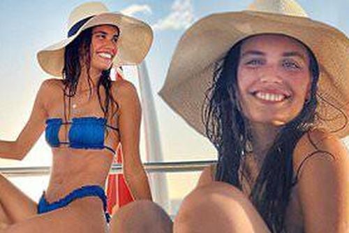 Sara Sampaio diện bikini đón năm mới ở biển