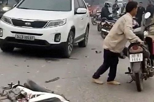 Tông trực diện xe 7 chỗ, hai vợ chồng thương vong