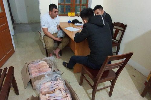 Phát hiện trên ô tô vận chuyển 2 thùng gà không đầu, không chân ra chợ