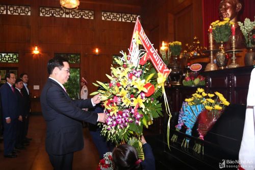Phó Thủ tướng Vương Đình Huệ dâng hương tại Khu di tích Kim Liên ngày đầu năm mới