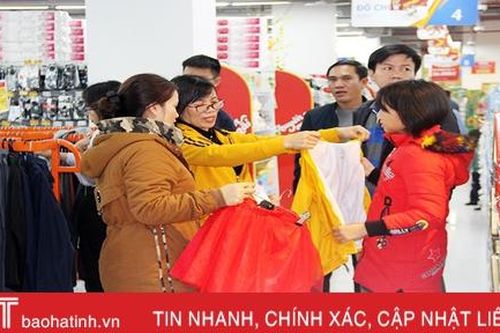 Nghỉ lễ tết tây, người dân Hà Tĩnh rộn ràng mua sắm tết ta