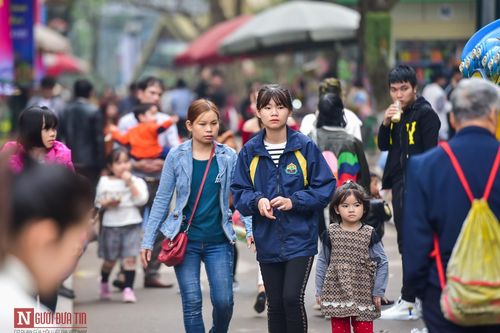 Hàng nghìn người đổ về công viên Thủ Lệ trong dịp nghỉ tết dương lịch 2020