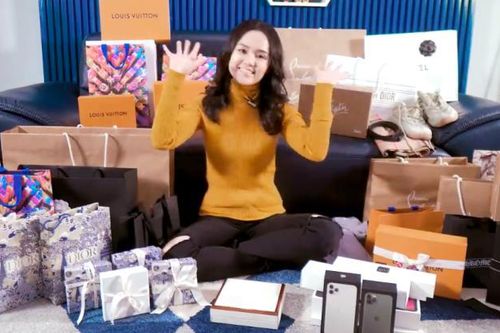 'Bắt chước' Ngọc Trinh, bạn gái Duy Mạnh đập hộp loạt đồ hiệu sang chảnh