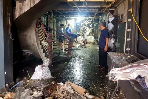 Phá cửa cuốn cứu 3 người mắc kẹt trong tiệm váy cưới bốc cháy trước ngày khai trương