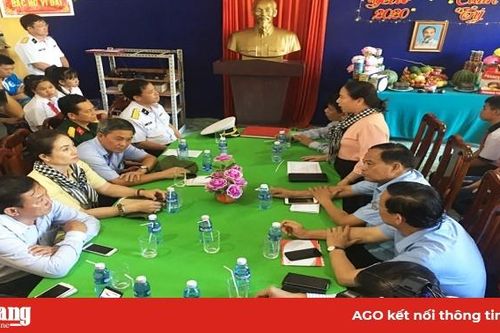 Đoàn công tác các tỉnh, thành phố phía Nam thăm, tặng quà cán bộ, chiến sĩ đảo Hòn Chuối