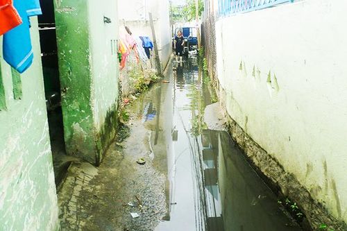 Mương thoát nước ở phường Cam Lợi: Tắc nghẽn do rác thải