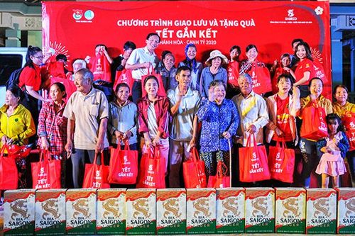 Mang Tết sớm đến người nghèo